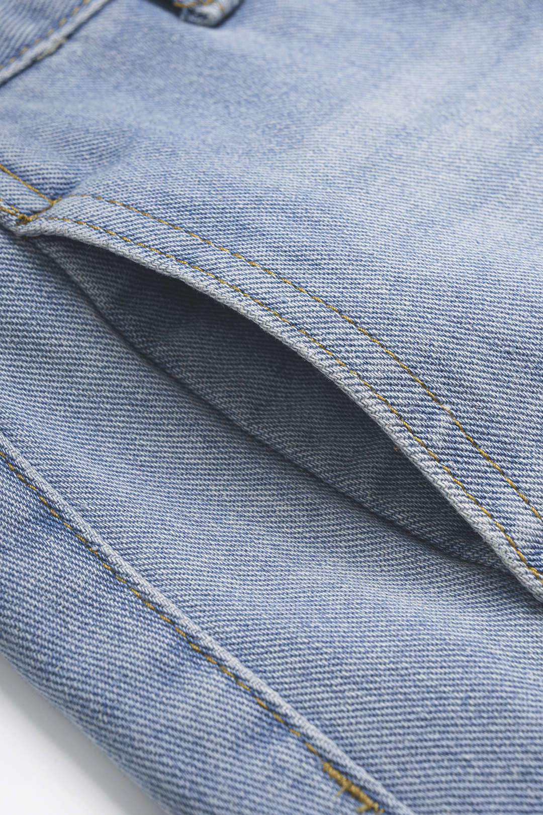 Asymmetriset, korkeavyötäröiset, leveälahkeiset denim-shortsit