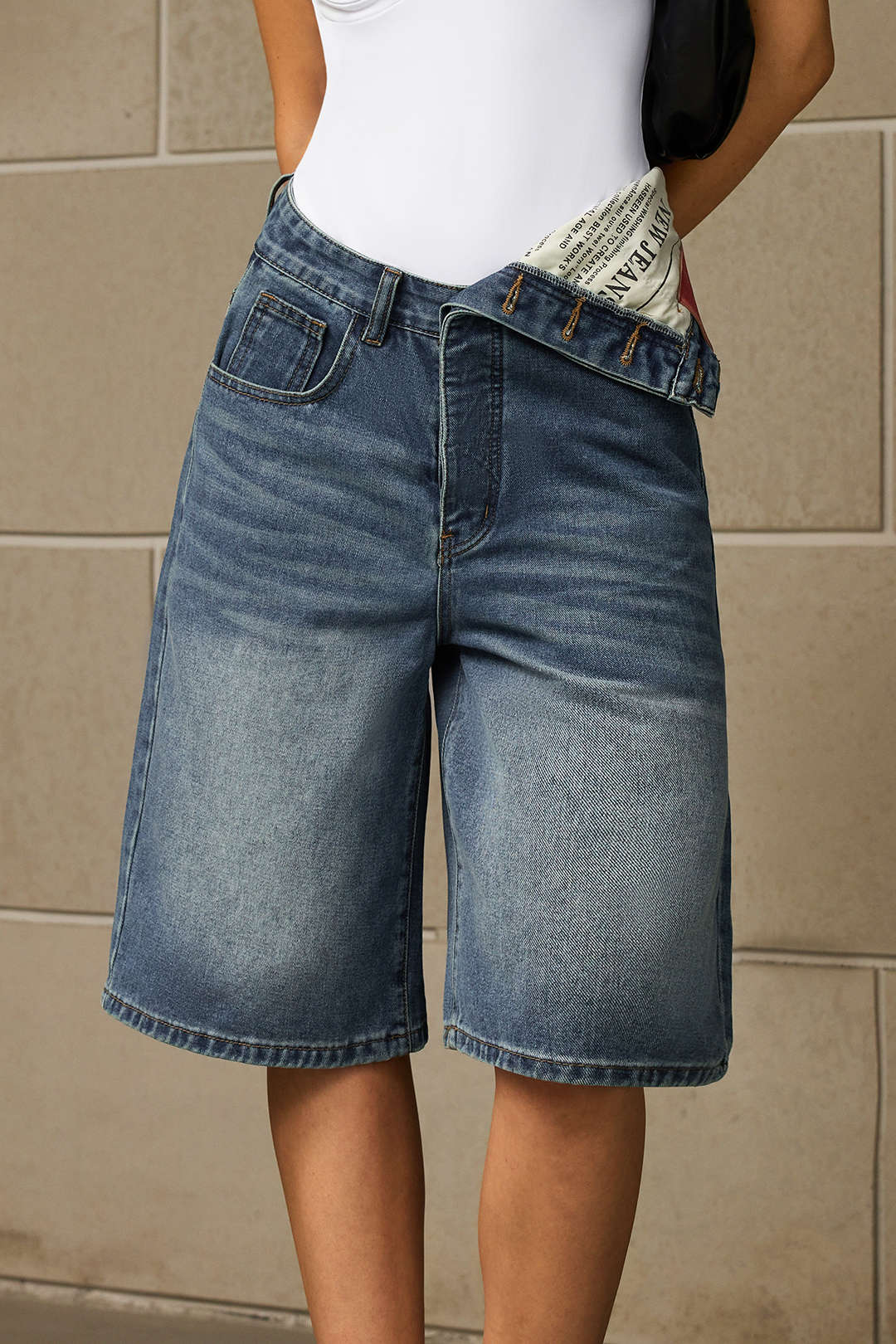 Denim-shortsit, joissa on epäsymmetriset taskut