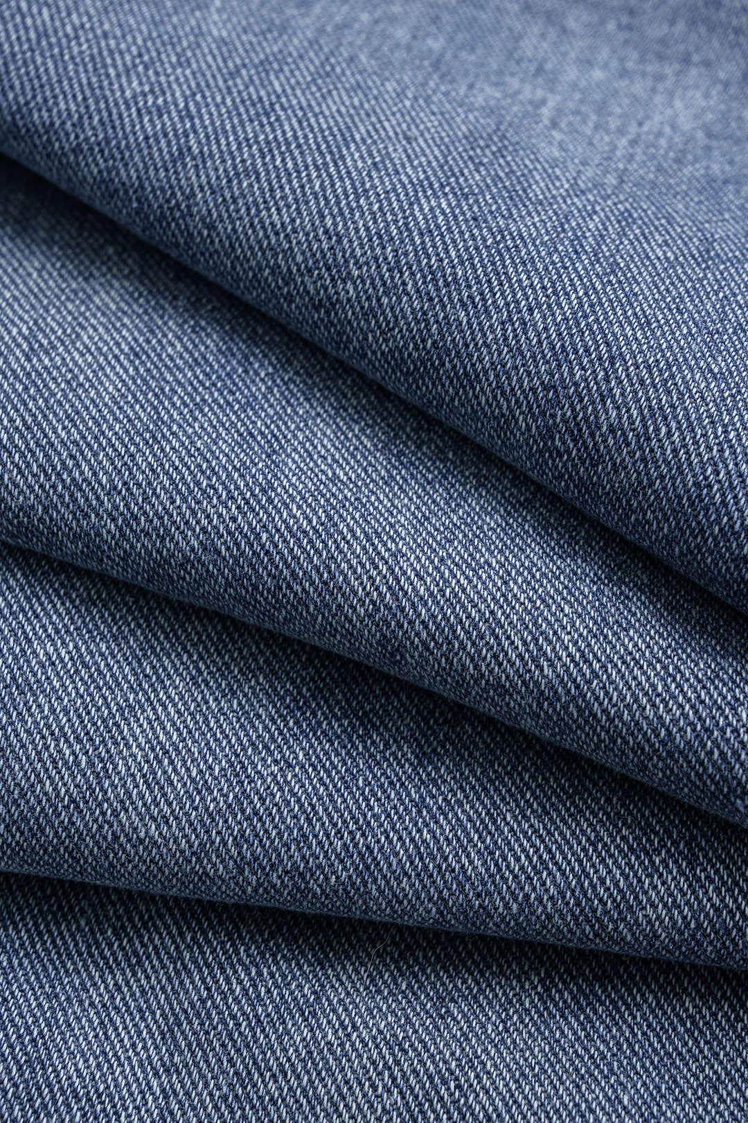 Denim-farkut, joissa on napit, vetoketju ja suorat lahkeet