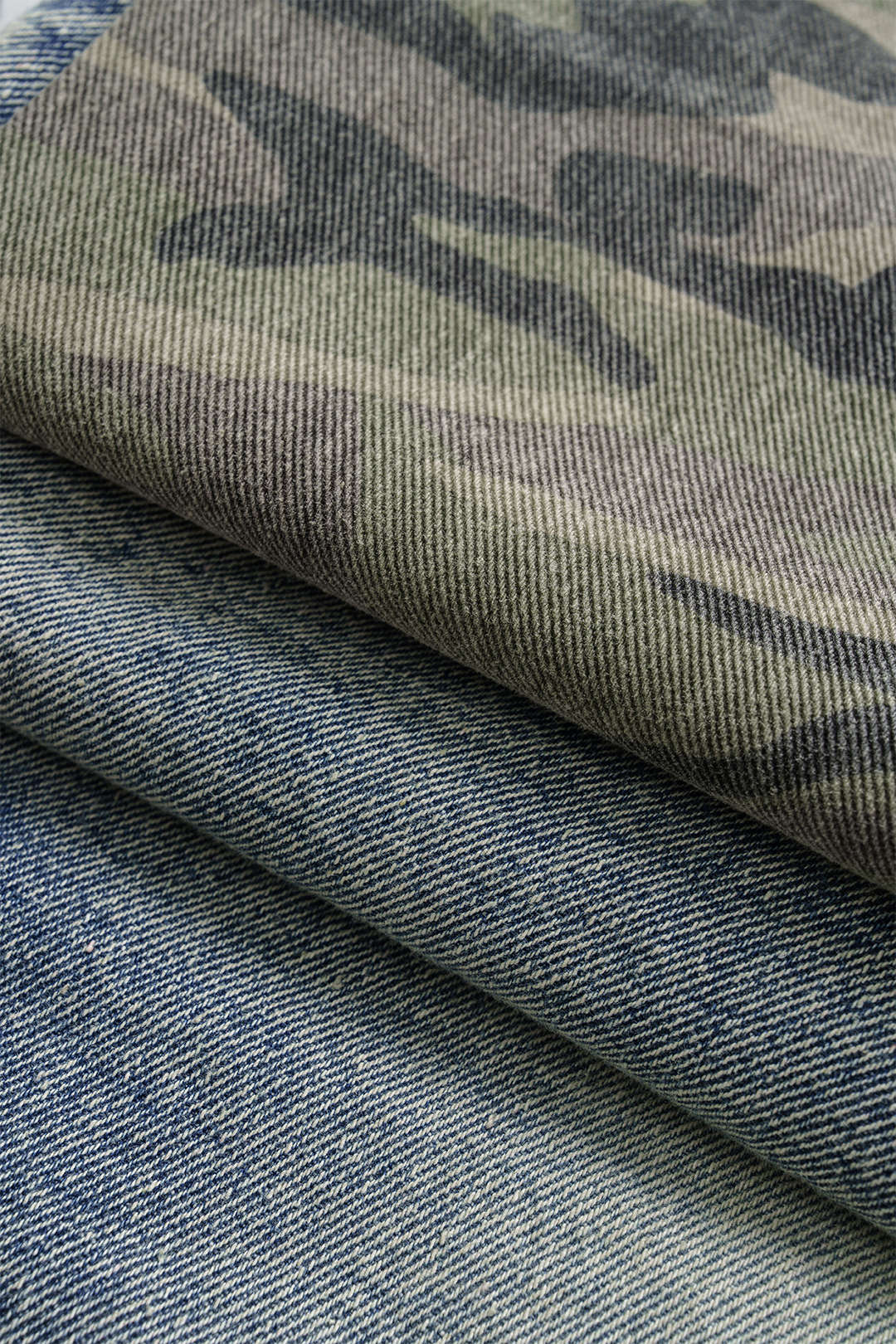 Camo-kuvioiset denim-patchwork-farkut, joissa on napitaskut