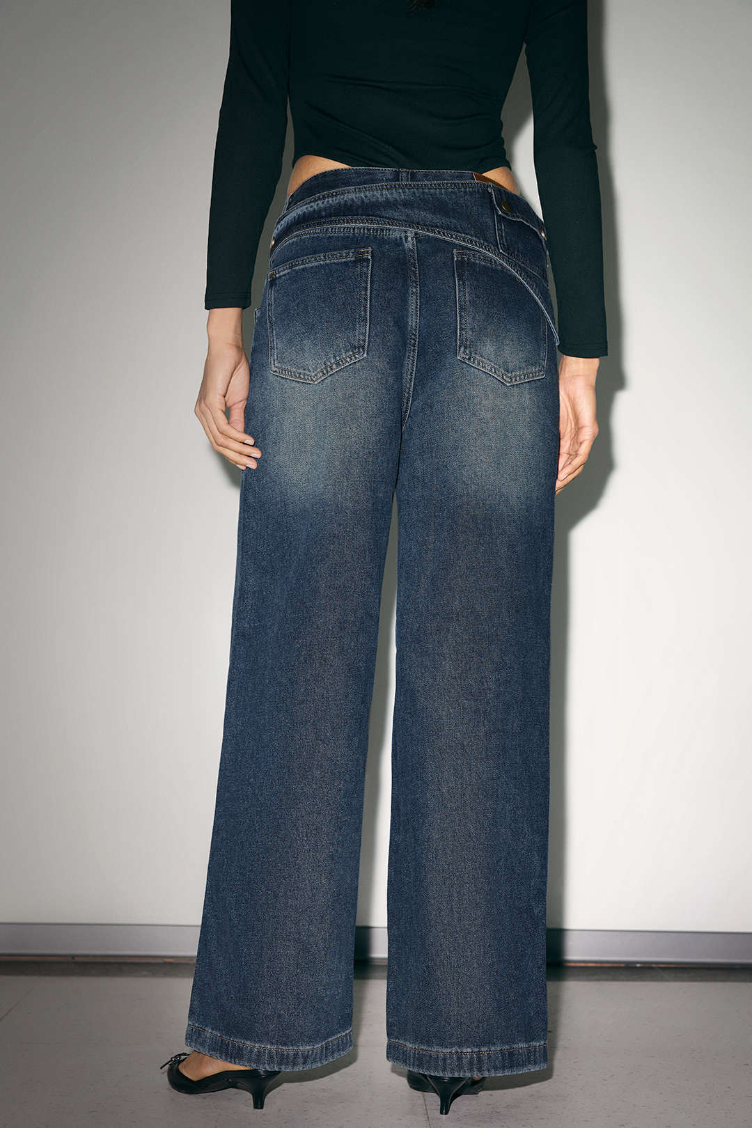 Asymmetriset, leveälahkeiset denimfarkut