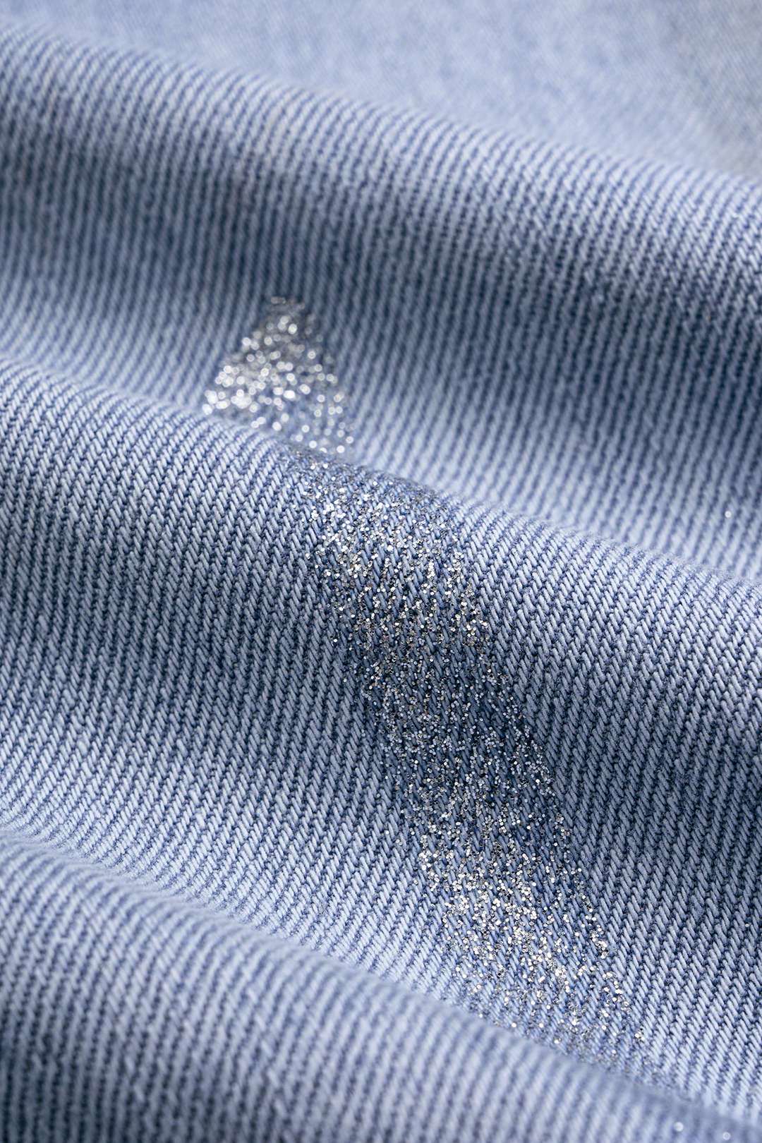 Denim-farkut, vyöllä, kuluneilla reunoilla, korkealla vyötäröllä, vetoketjulla ja leveillä lahkeilla