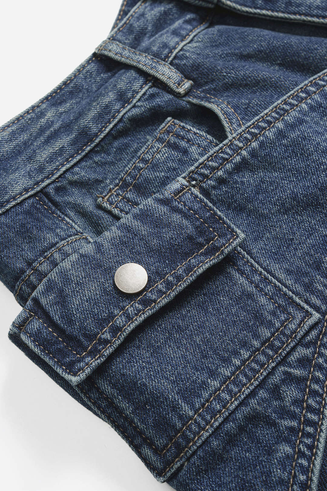 Asymmetriset, leveälahkeiset denimfarkut