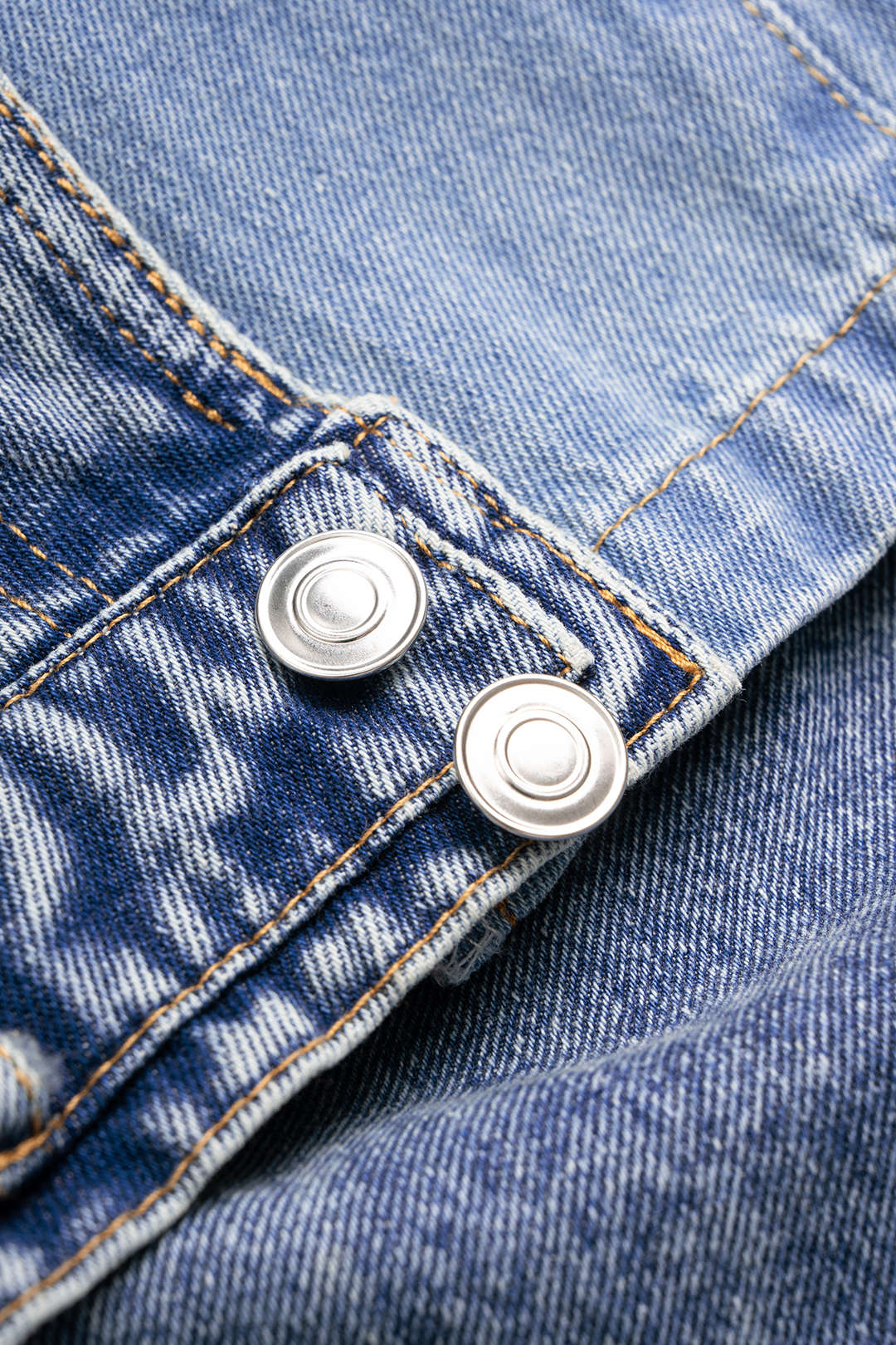 Denim-farkut, joissa on kontrastiväriset rypytetyt lahkeet