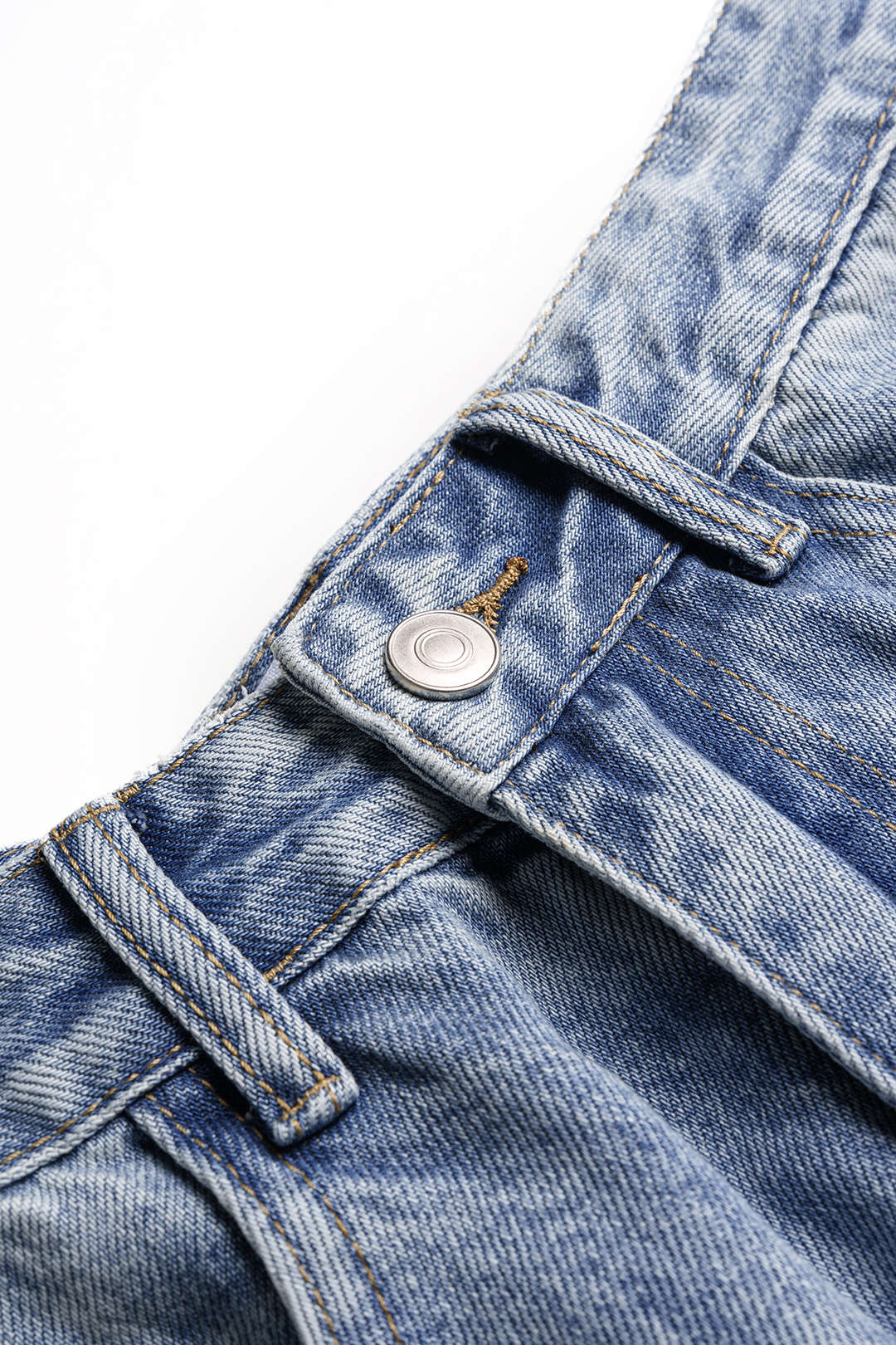 Denim-farkut, joissa on napit ja vetoketju