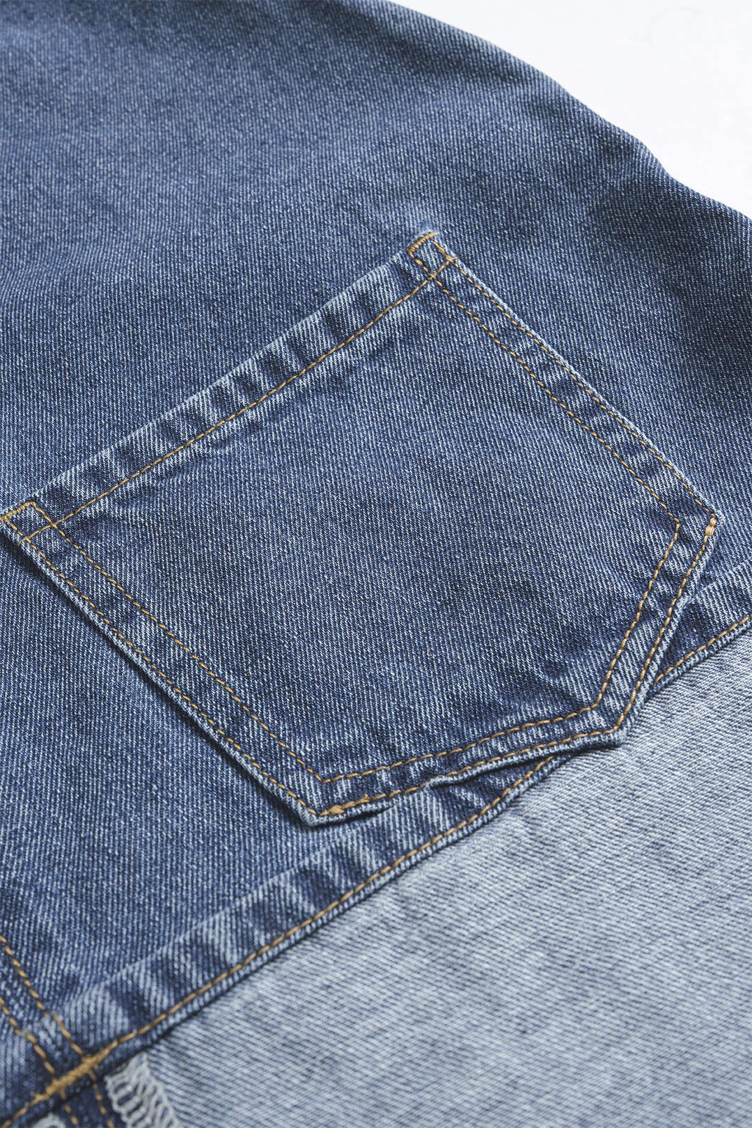 Denim-materiaalinen, selkäaukkoinen, pesunkäsitelty, vetoketjullinen halter-mallinen minihame