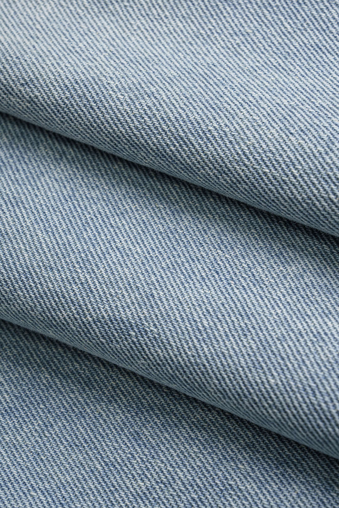 Denim-shortsit, kontrastiväriset, repäisyreunaiset ja napit