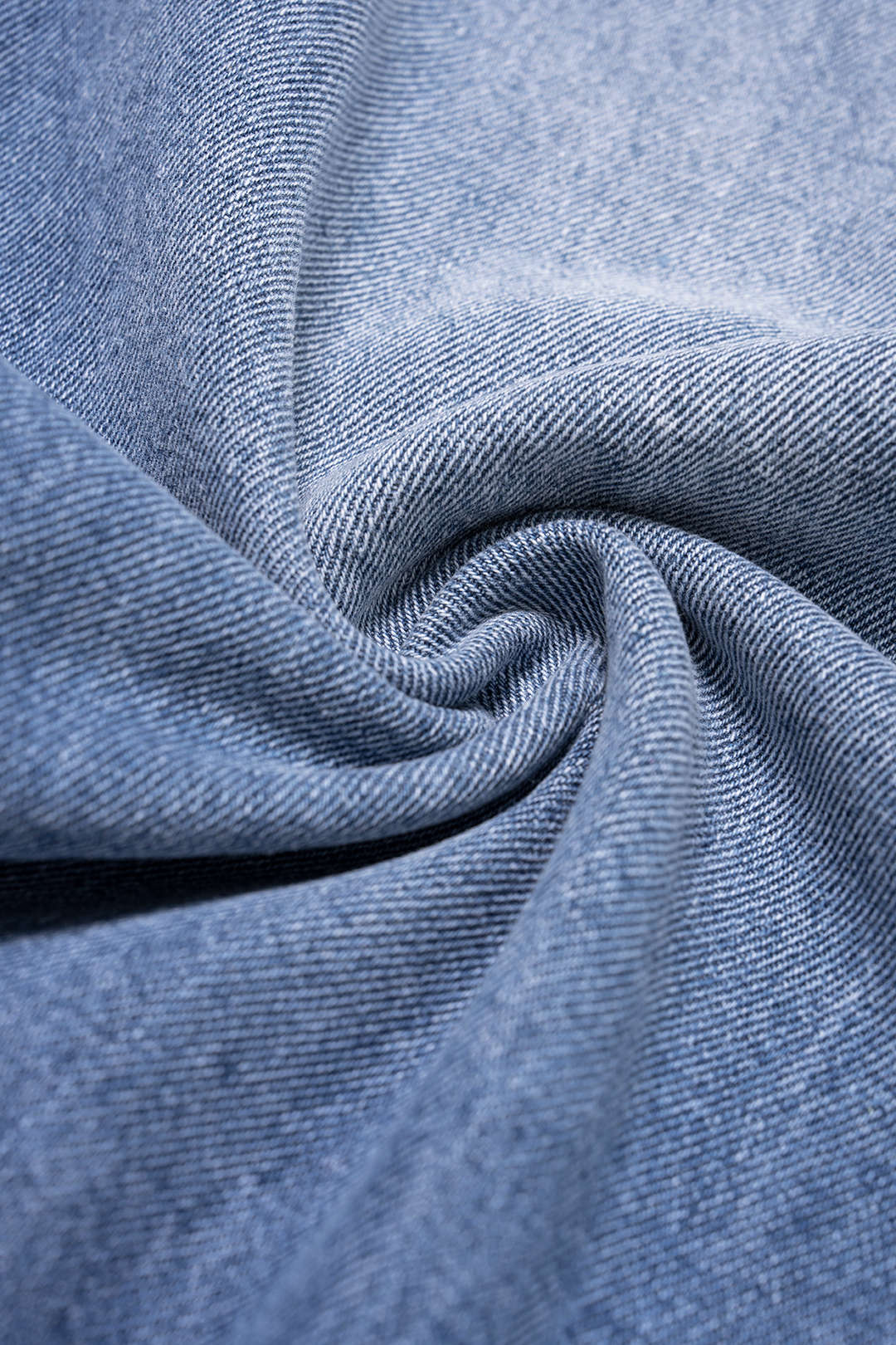 Denim-farkut, joissa on vyö ja taskut sekä leveät lahkeet