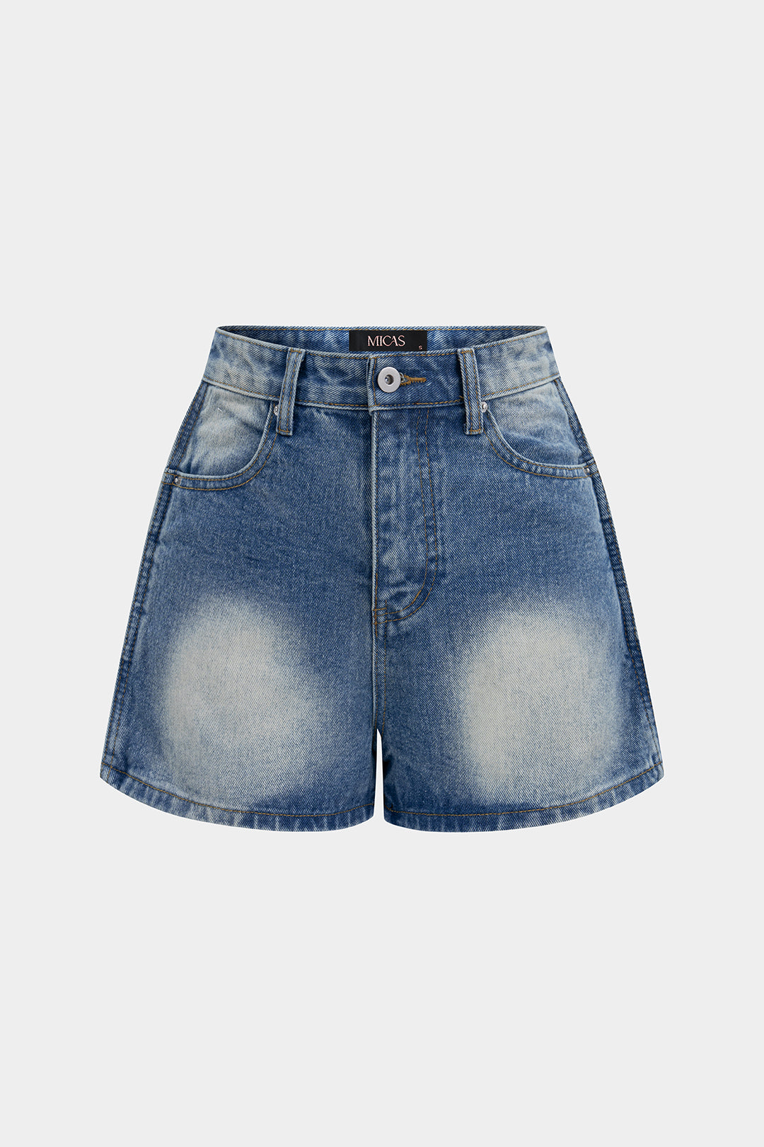 Denim-shortsit, joissa on napitaskut