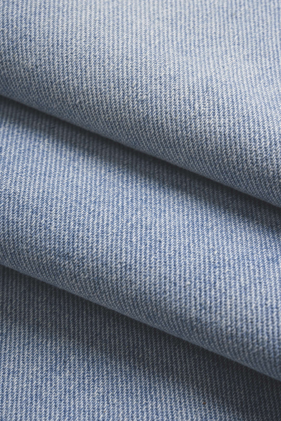 Asymmetriset, korkeavyötäröiset, leveälahkeiset denim-shortsit