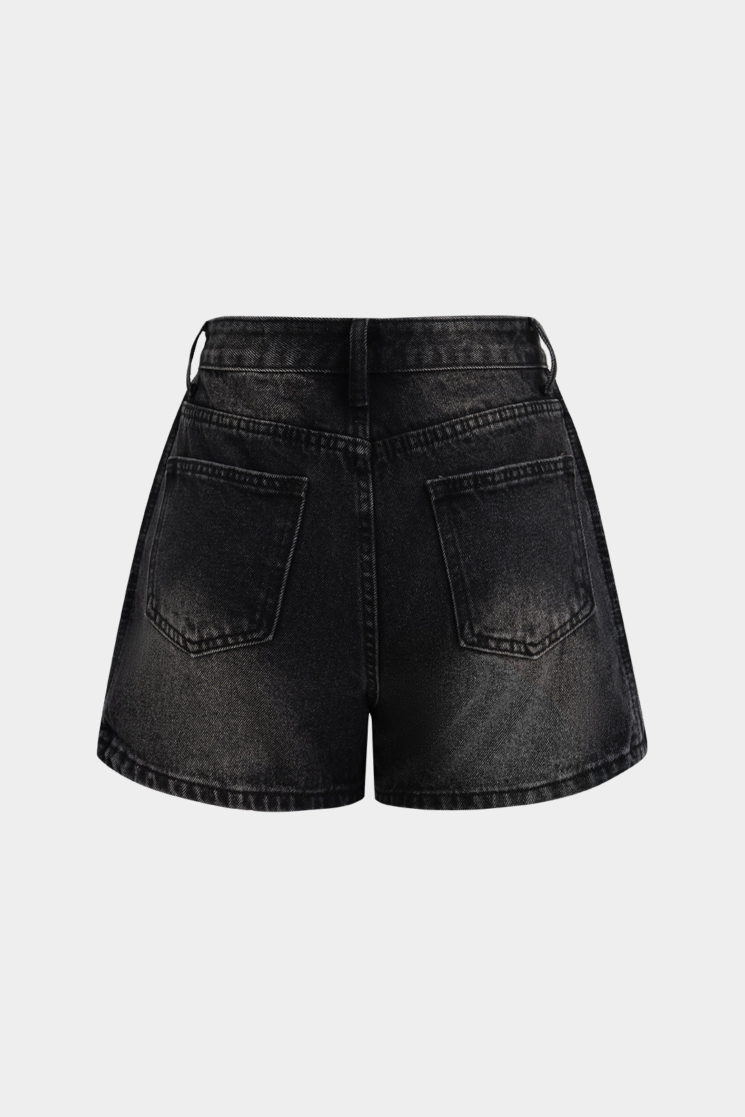 Denim-shortsit, joissa on napitaskut