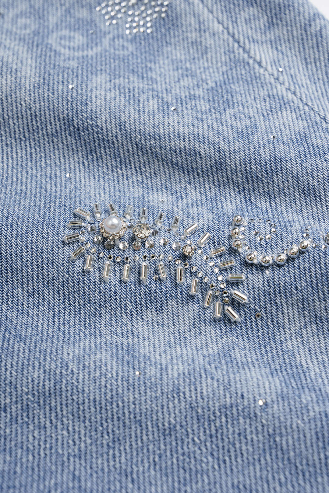 Taiteellisesti painetut, strassikoristellut suorat denimfarkut