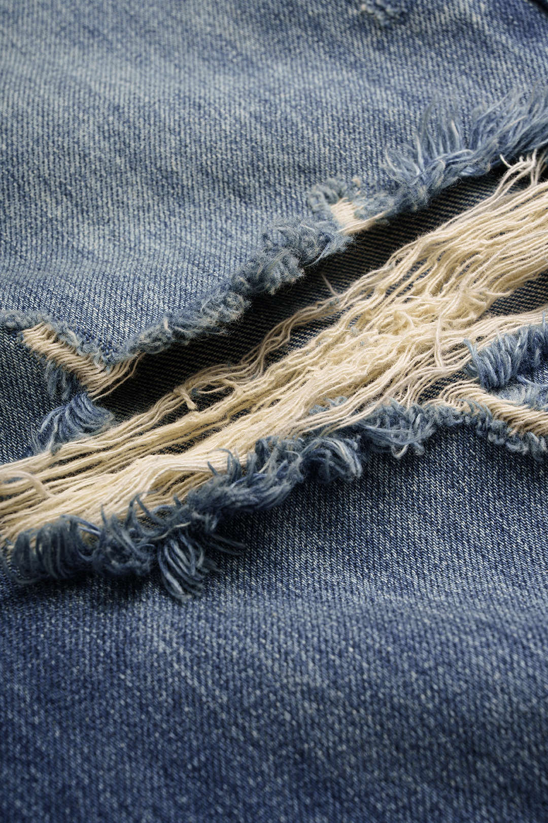 Asymmetriset, kuluneet denim-farkut