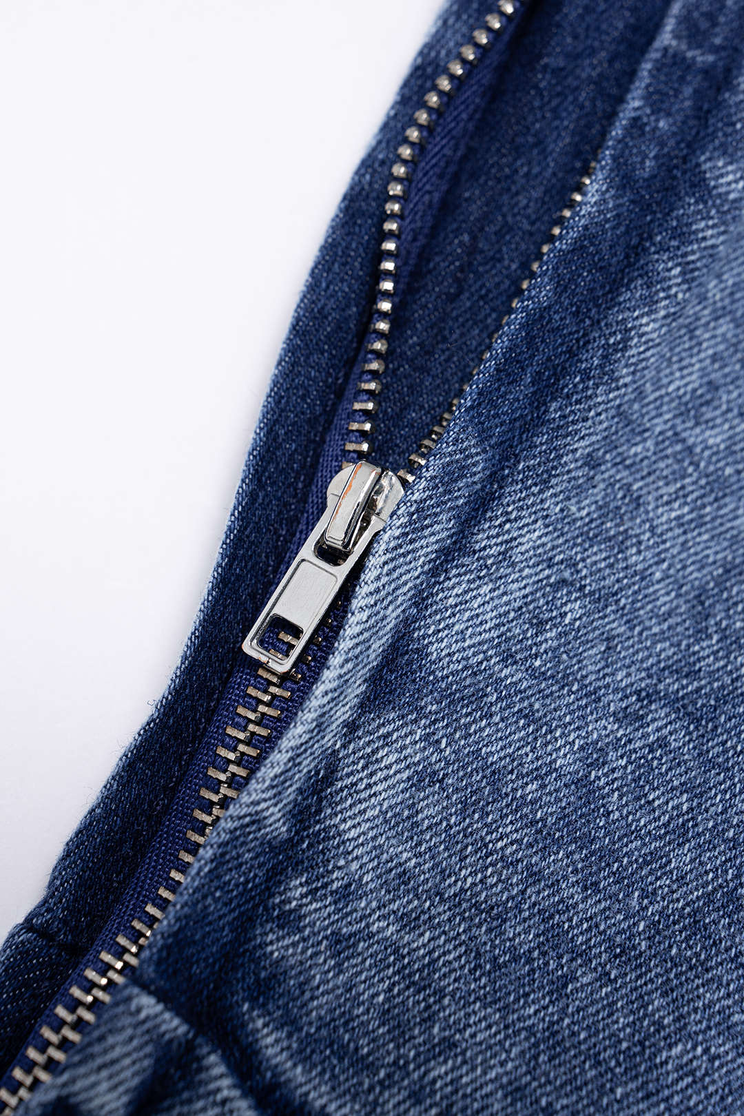 Denim-midimekko, jossa on yksi olkapää paljastettuna, leikkaus, epäsymmetrinen halkio ja vetoketju