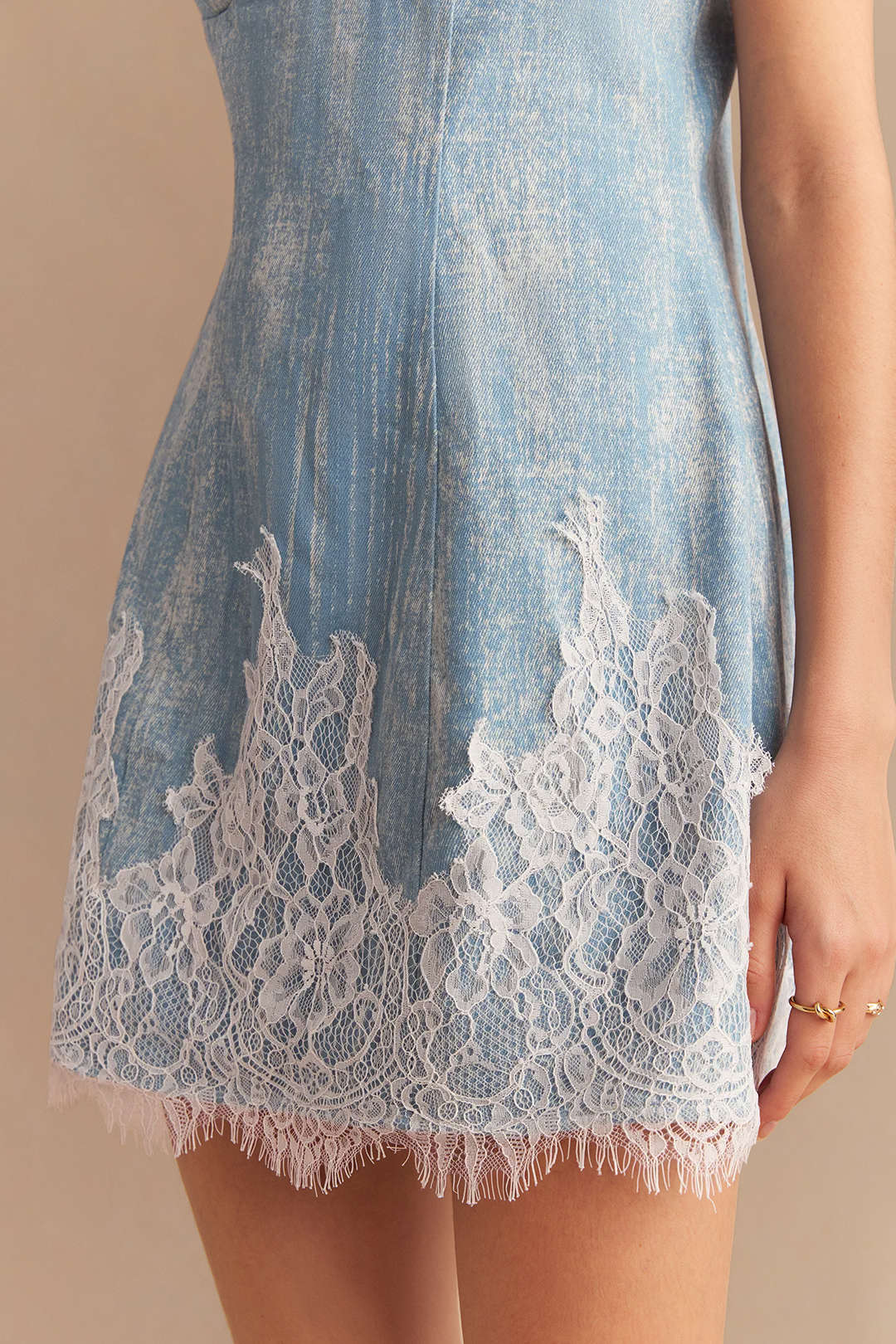 Denim-patchwork-mekko, jossa pitsireunus ja vetoketju, hihaton minipuku